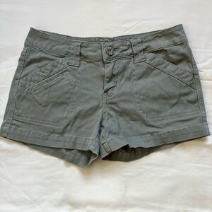 **SOLD** Vintage 2000s BeBop Grey Lowrise Cargo Shorts Women’s Size 7